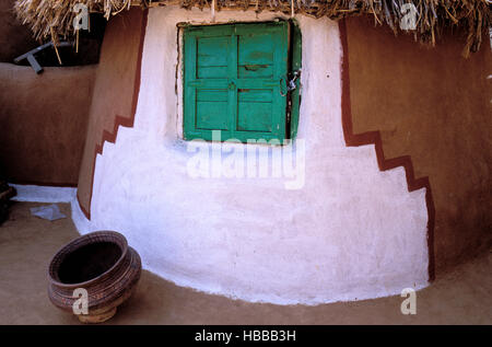 Inde - Rajasthan - Village peint des environs de Barmer // India. Rajasthan. Village near Barmer Stock Photo