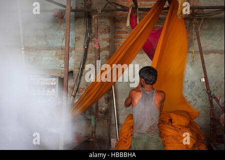 Inde, Rajasthan, Usine de Sari, teinture des tissus destines a la confection des saris. // India, Rajasthan, Sari Factory, dyeing of the textile using Stock Photo