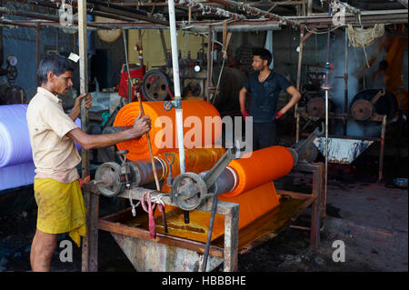 Inde, Rajasthan, Usine de Sari, teinture des tissus destines a la confection des saris. // India, Rajasthan, Sari Factory, dyeing of the textile using Stock Photo