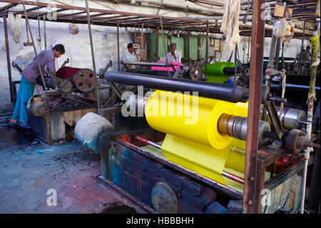 Inde, Rajasthan, Usine de Sari, teinture des tissus destines a la confection des saris. // India, Rajasthan, Sari Factory, dyeing of the textile using Stock Photo