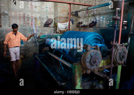 Inde, Rajasthan, Usine de Sari, teinture des tissus destines a la confection des saris. // India, Rajasthan, Sari Factory, dyeing of the textile using Stock Photo