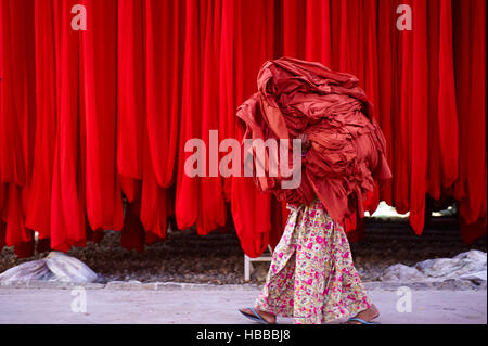 Inde, Rajasthan, Usine de Sari, manutention des balles de tissu. // India, Rajasthan, Sari Factory, transport of the textiles. Stock Photo