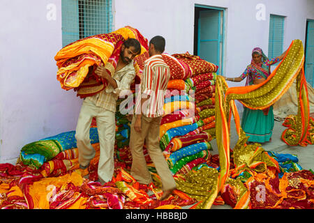 Inde, Rajasthan, Usine de Sari, manutention des balles de tissu. // India, Rajasthan, Sari Factory, transport of the textiles. Stock Photo