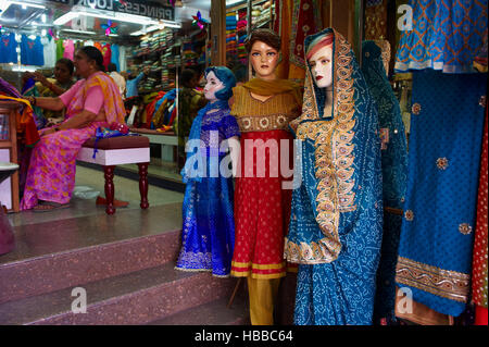 Inde, Rajasthan, Jaipur, boutique de Sari. // India, Rajasthan, Jaipur, Sari and textile shop. Stock Photo