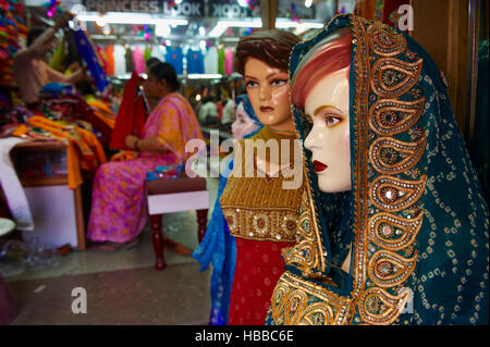 Inde, Rajasthan, Jaipur, boutique de Sari. // India, Rajasthan, Jaipur, Sari and textile shop. Stock Photo