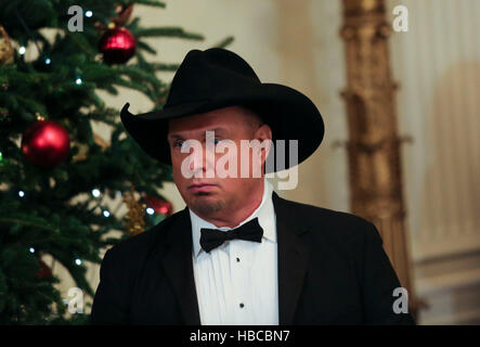 Washington DC, USA. 04th Dec, 2016. Singer Garth Brooks arrives at an event for the 2016 Kennedy Center Honorees, in the East Room of the White House, December 4, 2016. The 2016 honorees are: Argentine pianist Martha Argerich; rock band the Eagles; screen and stage actor Al Pacino; gospel and blues singer Mavis Staples; and musician James Taylor. Credit: Aude Guerrucci/Pool via CNP /MediaPunch Credit:  MediaPunch Inc/Alamy Live News Stock Photo