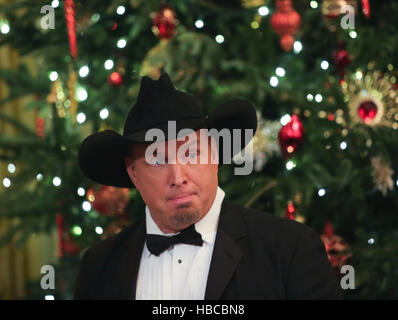 Washington DC, USA. 04th Dec, 2016. Singer Garth Brooks wait for the beginning of an event for the 2016 Kennedy Center Honorees, in the East Room of the White House, December 4, 2016. The 2016 honorees are: Argentine pianist Martha Argerich; rock band the Eagles; screen and stage actor Al Pacino; gospel and blues singer Mavis Staples; and musician James Taylor. Credit: Aude Guerrucci/Pool via CNP /MediaPunch Credit:  MediaPunch Inc/Alamy Live News Stock Photo