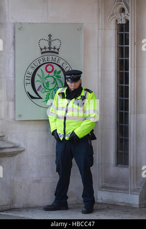 London, UK. 5th Dec, 2016. Supreme Court hears the landmark Article 50 appeal today, Westminster, London, UK. 05th Dec, 2016. All 11 justices are beginning a four-day hearing to judge one of the biggest constitutional questions of our time. Metropolitan Policxe guard the entrance as the highest court in the land considers the Government's appeal over the UK's exit from the EU. Credit:  Jeff Gilbert/Alamy Live News Stock Photo