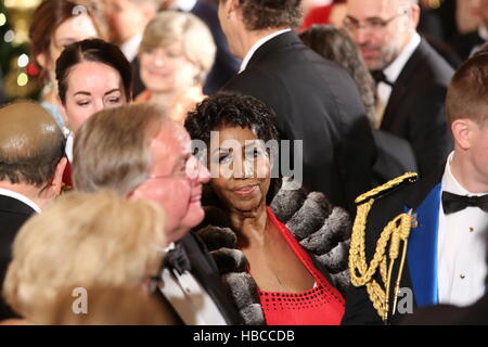 Washington, Us. 04th Dec, 2016. Singer Aretha Franklin leaves the East Room after attending an event for the 2016 Kennedy Center Honorees, in the East Room of the White House, December 4, 2016. The 2016 honorees are: Argentine pianist Martha Argerich; rock band the Eagles; screen and stage actor Al Pacino; gospel and blues singer Mavis Staples; and musician James Taylor. Credit: Aude Guerrucci/Pool via CNP - NO WIRE SERVICE - Photo: Aude Guerrucci/Consolidated/dpa/Alamy Live News Stock Photo