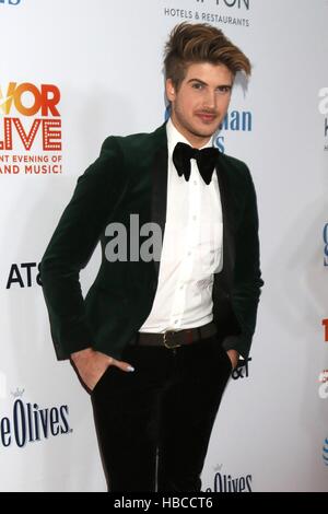 Beverly Hills, CA. 4th Dec, 2016.  Joey Graceffa at the TrevorLIVE Los Angeles 2016 at Beverly Hilton Hotel on December 4, 2016 in Beverly Hills, CA at arrivals for The Trevor Project Presents TrevorLIVE LA 2016 Fundraiser, The Beverly Hilton Hotel, Beverly Hills, CA December 4, 2016. © Priscilla Grant/Everett Collection/Alamy Live News Stock Photo