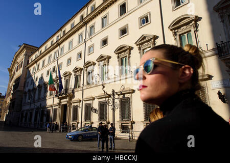 Rome, Italy. 5th Dec, 2016. A tourists stands in front of the Palazzo Chigi, the official residence of the Italian Prime Minister in Rome, Italy, 5 December 2016. Italy voted on a planned constitutional reform in a referendum. Photo: Gregor Fischer/dpa/Alamy Live News Stock Photo