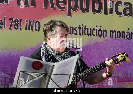 Madrid, Spain. 6th December, 2016. Juanjo Anaya singing at the end of the demonstration claiming for the 3rd Republic in Spain. Credit:  Valentin Sama-Rojo/Alamy Live News. Stock Photo