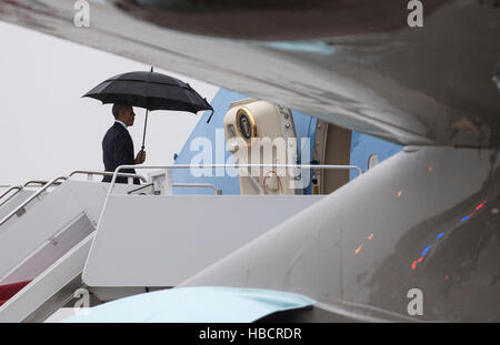 Joint Base Andrews, Maryland, USA. 6th Dec, 2016. United States President Barack Obama boards Air Force One as he leaves for a day trip to Tampa, Florida at Joint Base Andrews, Maryland on December 6, 2016.  Credit:  dpa picture alliance/Alamy Live News