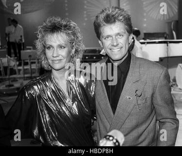 AGNETHA FÃLTSKOG Swedish member of ABBA group, with  PETER CETERA Singer USA 1986 at a recording of Television show Stock Photo