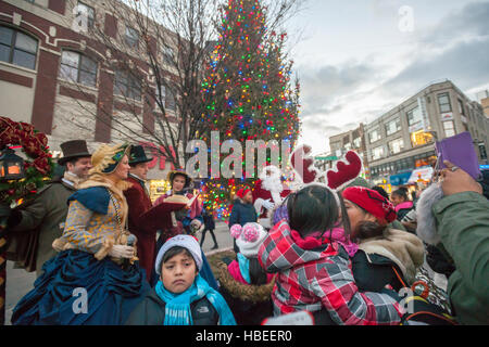 Carolers in Victorian costumes entertain during the Christmas tree lighting ceremony in the Hub in the Melrose neighborhood of the Bronx in New York Saturday, December 3, 2016. (© Richard B. Levine) Stock Photo