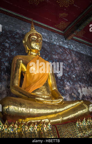 Golden buddhas in Wat Suthat, Bangkok Stock Photo