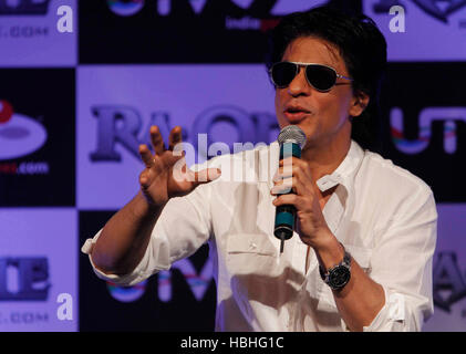 Shah Rukh Khan, Indian Bollywood star speaking at social game mobile movie Ra One press conference Mumbai India Stock Photo