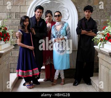 Indian Bollywood actor Shah Rukh Khan with family Suhana Khan, daughter, Shahnaz Lalarukh, sister, Gauri Khan, wife and son Aryan Khan, at his house Mannat, Bandra, Mumbai, India, Indian family Stock Photo