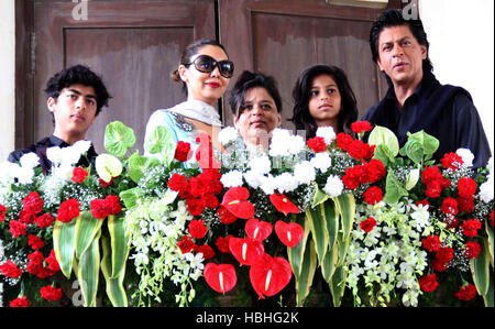 Family Aryan Khan, son, Gauri Khan, wife, Shahnaz Lalarukh, sister, Suhana Khan, daughter, and Shah Rukh Khan, Indian Bollywood actor portrait, at his residence Mannat, Bandra, Mumbai, India Stock Photo