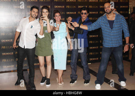 Varun Dhawan, Kriti Sanon, Kajol and Shah Rukh Khan attend Photocall  News Photo - Getty Images