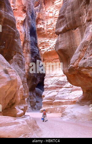 PETRA, JORDAN: The Siq Canyon in leading to The Treasury (Al Khazneh) Stock Photo