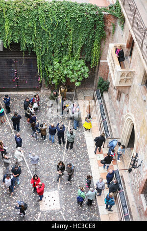 VERONA, ITALY - OCTOBER 10, 2016 - above view of balcony and tourists on yard of Juliet's house in Verona city. Juliet’s house (Casa di Giulietta) is Stock Photo