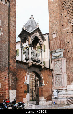 VERONA, ITALY - OCTOBER 10, 2016 - medieval tomb on the gate to yard of Sant'Anastasia Church in Verona city . Sant'Anastasia is a church of the Domin Stock Photo