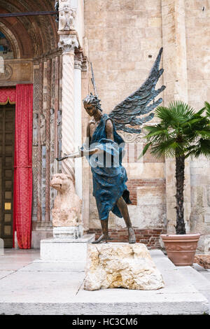 VERONA, ITALY - OCTOBER 10, 2016 - angel statue near west front entrance of Verona Cathedral (Cattedrale Santa Maria Matricolare, Duomo di Verona). Th Stock Photo