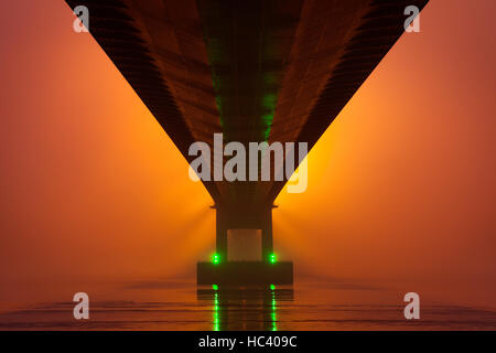 Barton-upon-Humber, North Lincolnshire, UK. 6th December 2016. The Humber Bridge shrouded in fog at dusk. Lights on the bridge cause the fog to glow. Credit:  LEE BEEL/Alamy Live News Stock Photo