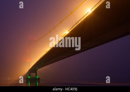 Barton-upon-Humber, North Lincolnshire, UK. 6th December 2016. The Humber Bridge shrouded in fog at dusk. Credit:  LEE BEEL/Alamy Live News Stock Photo
