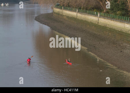 Putney London, UK. 7th Dec, 2016. Canoeists enjoy paddling in the winter sunshine on River Thames in Putney Credit:  amer ghazzal/Alamy Live News Stock Photo