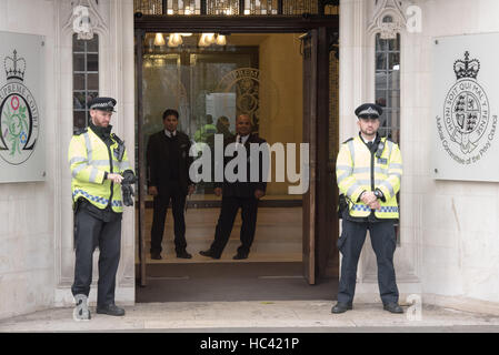 London, UK. 7th Dec, 2016. Day three of the Article 50 hearing: Entrance to the Supreme Court Credit:  Ian Davidson/Alamy Live News Stock Photo