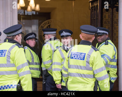 London, UK. 7th Dec, 2016. Day three of the Article 50 hearing: high security at the entrance to the Supreme Court Credit:  Ian Davidson/Alamy Live News Stock Photo