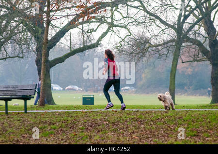 Wandsworth Common, London, UK. 7th Dec, 2016.Joggers on the common. Early morning on the common. Credit:  JOHNNY ARMSTEAD/Alamy Live News Stock Photo