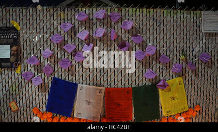 Oakland, USA. 7th Dec, 2016. Notes are seen to mourn the victims of a warehouse fire in Oakland, California, the United States, Dec. 7, 2016. The death toll of the worst fire in the history of Oakland stood at 36. Credit:  Xu Yong/Xinhua/Alamy Live News Stock Photo