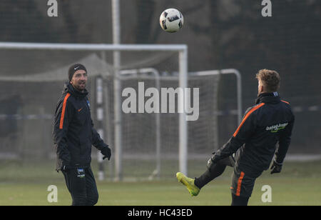 Berlin, Germany. 7th Dec, 2016. Hertha's forward Vedad Ibisevic (L) watches the ball during a training session of the German Bundesliga team Hertha BSC in Berlin, Germany, 7 December 2016. Photo: Paul Zinken/dpa/Alamy Live News Stock Photo