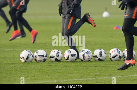 Berlin, Germany. 7th Dec, 2016. balls lie in a row during a training session of the German Bundesliga team Hertha BSC in Berlin, Germany, 7 December 2016. Photo: Paul Zinken/dpa/Alamy Live News Stock Photo