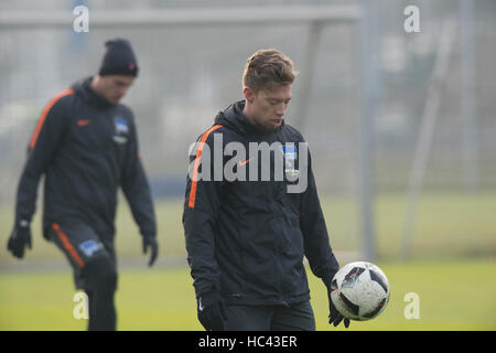 Berlin, Germany. 7th Dec, 2016. Hertha's defender Mitchell Weiser bounces the ball during a training session of the German Bundesliga team Hertha BSC in Berlin, Germany, 7 December 2016. Photo: Paul Zinken/dpa/Alamy Live News Stock Photo
