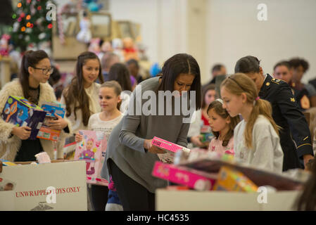 Washington DC, USA. 7th December, 2016. First Lady Michelle Obama visits Joint Base Anacostia-Bolling where she helps with the distribution of toy and gifts donated by the executive office of the presidential staff to the Marine Corps Reserver Toys for Tots program. Patsy Lynch/MediaPunch Credit:  MediaPunch Inc/Alamy Live News Stock Photo
