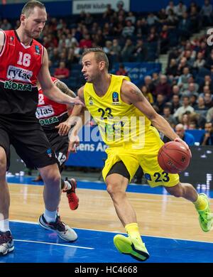 Vilnius. 7th Dec, 2016. Carl English (R) of ALBA Berlin from Germany dribbles the ball during a Round 9 match at regular season of 2016-2017 EuroCup against Lietuvos Rytas Vilnius from Lithuania in Vilnius, Lithuania, Dec.7, 2016. Lietuvos Rytas Vilnius lost 97-99. © Alfredas Pliadis/Xinhua/Alamy Live News Stock Photo
