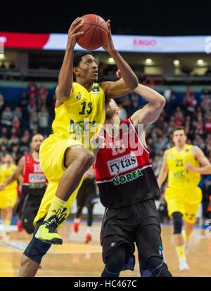 Vilnius. 7th Dec, 2016. Malcolm Miller (L) of ALBA Berlin from Germany goes to the basket during a Round 9 match at regular season of 2016-2017 EuroCup against Lietuvos Rytas Vilnius from Lithuania in Vilnius, Lithuania, Dec.7, 2016. Lietuvos Rytas Vilnius lost 97-99. © Alfredas Pliadis/Xinhua/Alamy Live News Stock Photo