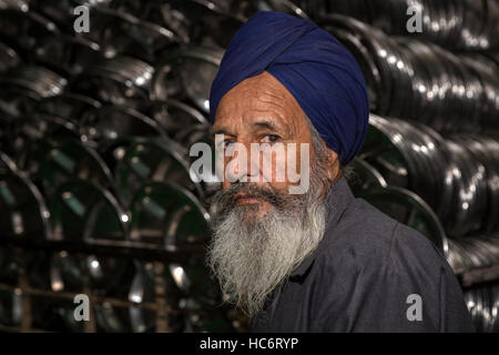 Portrait of Sikh pilgrim working in the community kitchen, Amritsar, Punjab, India Stock Photo