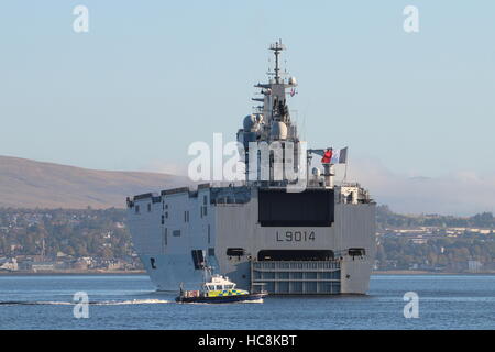 FS Tonnerre (L9014), a Mistral-class assault ship of the French Navy, with Iona, an Island-class launch of the MoD Police. Stock Photo