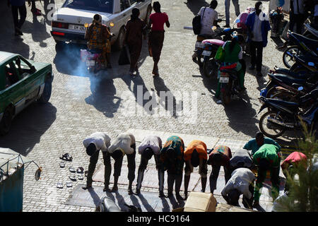 BURKINA FASO, capital Ouagadougou, muslims at roadside prayer / betende Muslime auf der Strasse Stock Photo