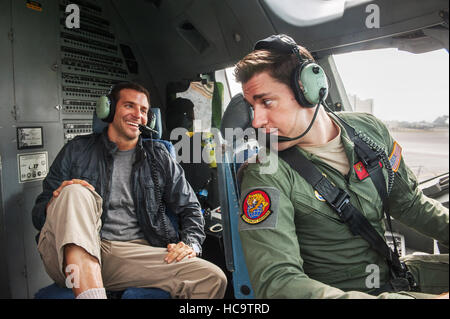 ALOHA (2015) JOHN KRASINSKI, BRADLEY COOPER CAMERON CROWE (DIR Stock ...