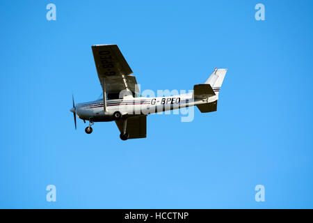 Cessna 152 approaching Wellesbourne Airfield, Warwickshire, UK (G-BPEO) Stock Photo