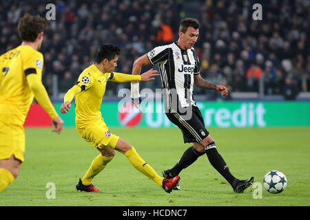 Turin, Italy. 07th Dec, 2016.  Mario Mandzukic of Juventus in action during the Champions League football match between Juventus FC and GNK Dinamo Zagreb. Juventus FC win 2-0 over Dinamo Zagreb. © Massimiliano Ferraro/Pacific Press/Alamy Live News Stock Photo