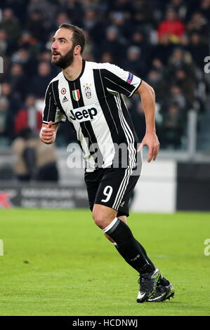 Turin, Italy. 07th Dec, 2016.  Gonzalo Higuain of Juventus during the Champions League football match between Juventus FC and GNK Dinamo Zagreb. Juventus FC win 2-0 over Dinamo Zagreb. © Massimiliano Ferraro/Pacific Press/Alamy Live News Stock Photo