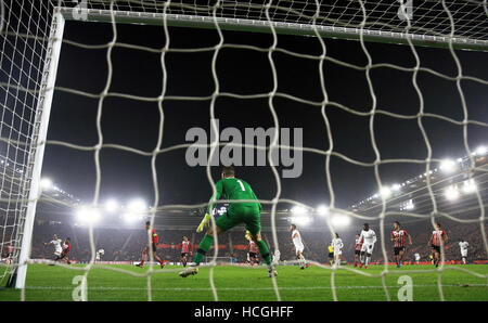 Hapoel Be'er Sheva's Maor Bar Buzaglo (left) scores his side's first goal of the game during the UEFA Europa League, Group K match at St Mary's Stadium, Southampton. Stock Photo