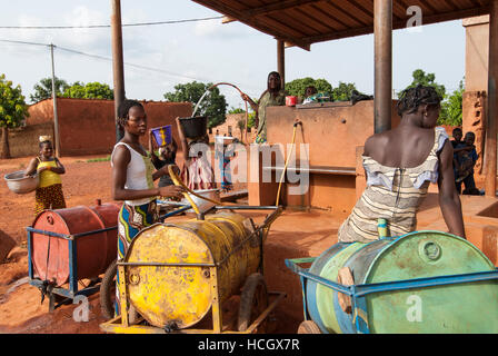 BURKINA FASO Banfora , women and children fetch drinking water from water selling station / BURKINA FASO Banfora, Frauen und Kinder holen Wasser von einer Verkaufsstelle Stock Photo